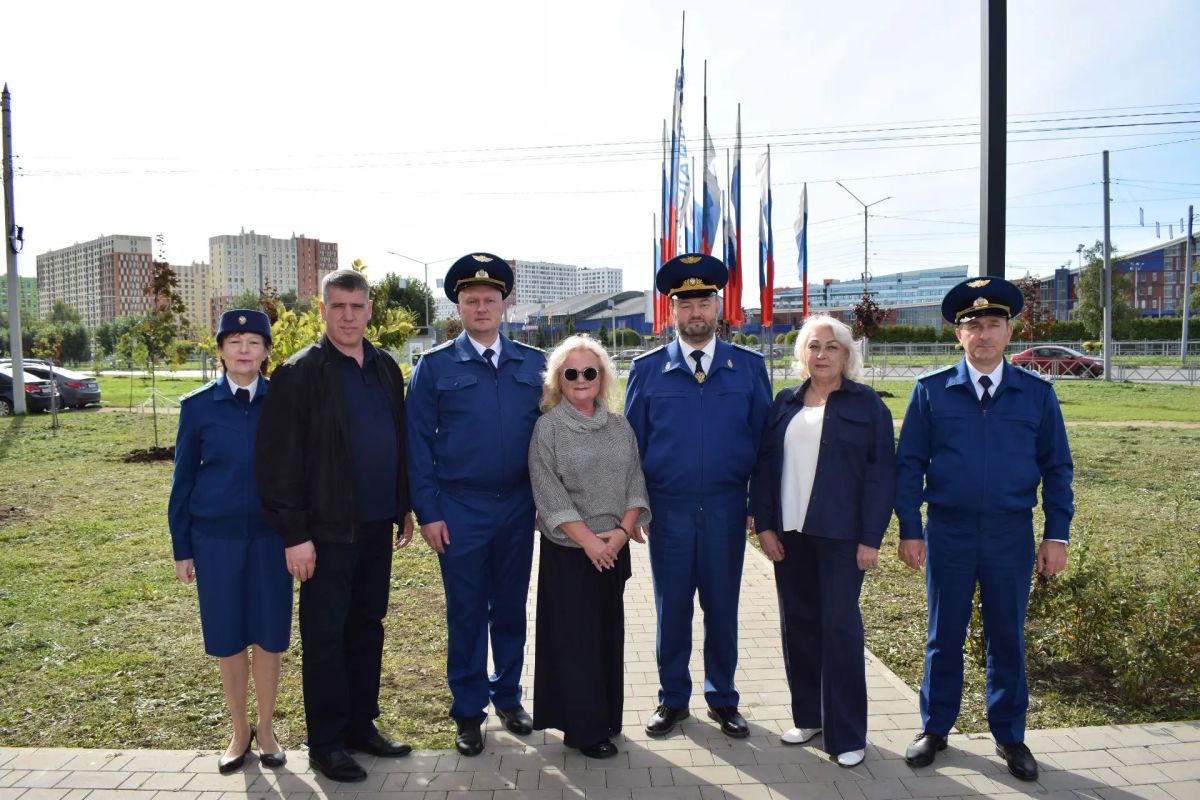 В Ярославской области работники прокуратуры приняли участие в благоустройстве сквера «Сокол» В Ярославской области работники прокуратуры приняли участие в благоустройстве сквера «Сокол»