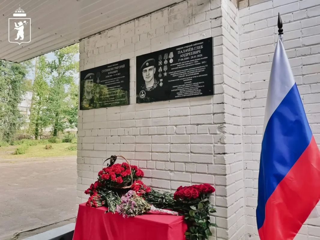Артём Молчанов: Память о ярославском бойце увековечили на стене образовательного учреждения Артём Молчанов: Память о ярославском бойце увековечили на стене образовательного учреждения