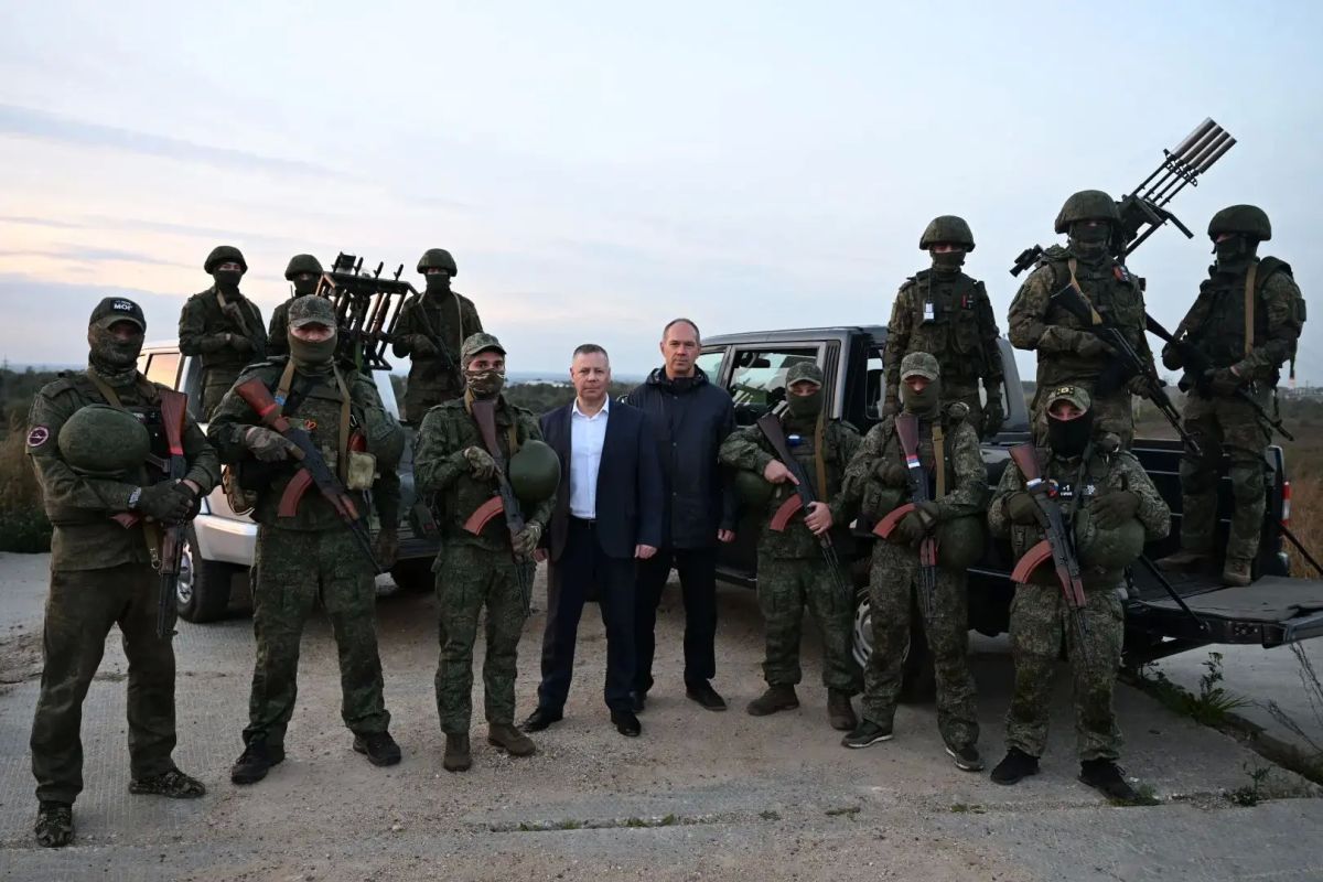 Михаил Евраев: Встретился с бойцами отряда «БАРС», который создан для защиты важных объектов и инфраструктуры Ярославской области от атак БПЛА Михаил Евраев: Встретился с бойцами отряда «БАРС», который создан для защиты важных объектов и инфраструктуры Ярославской области от атак БПЛА