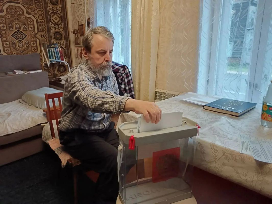 Избиратели голосуют вне помещения для голосования Избиратели голосуют вне помещения для голосования