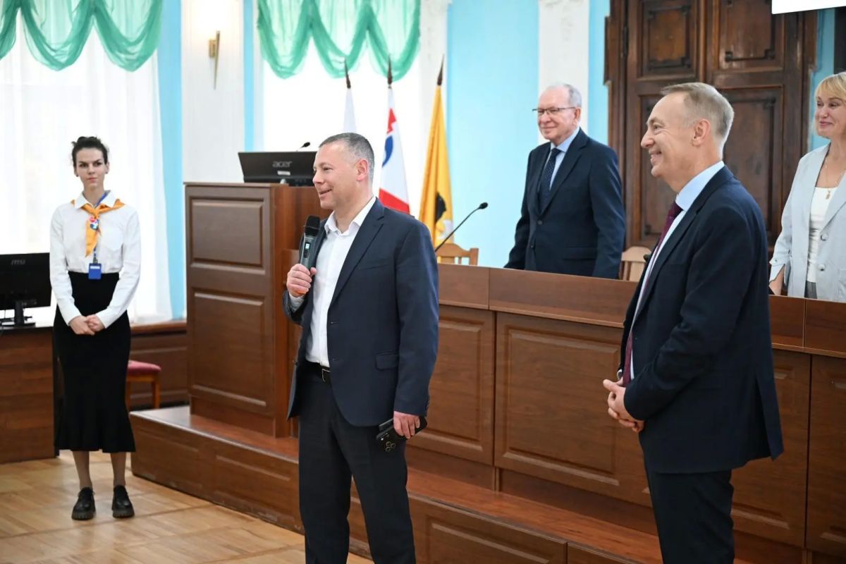Михаил Евраев: Рабочий выезд по медучреждениям Ярославля начал с ЯГМУ Михаил Евраев: Рабочий выезд по медучреждениям Ярославля начал с ЯГМУ
