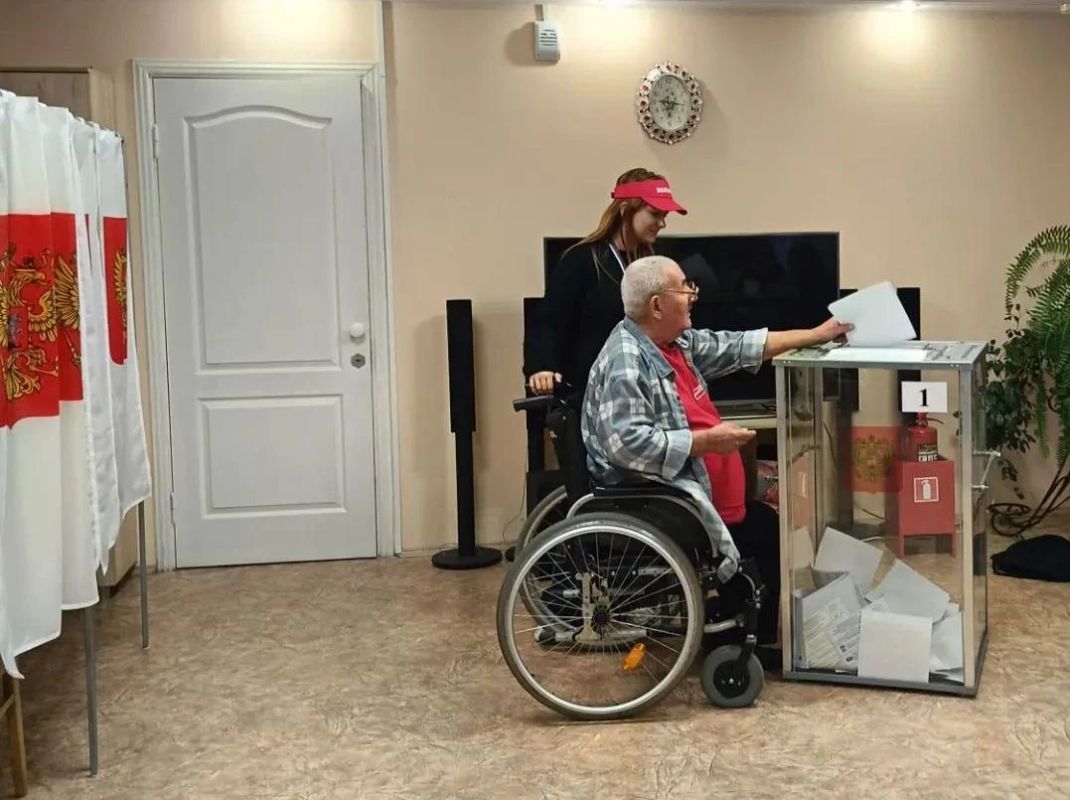 Их видно издалека: волонтёры на выборах в Ярославской области Их видно издалека: волонтёры на выборах в Ярославской области