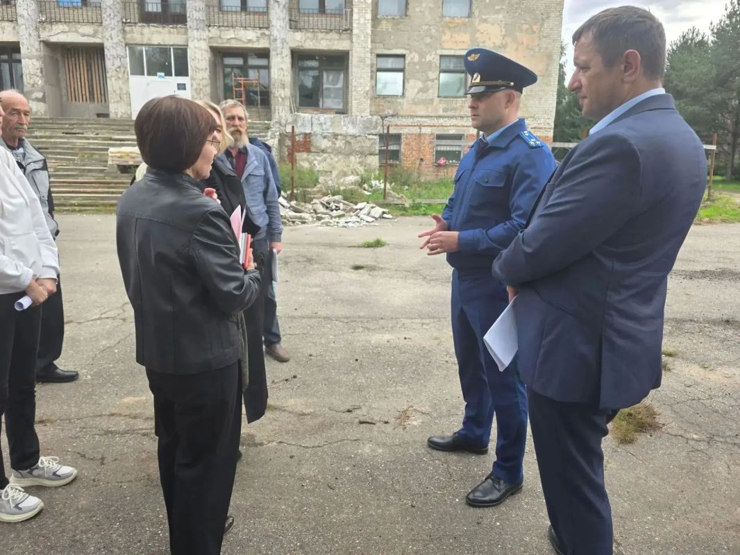 Рыбинский городской прокурор проверил ход капитального ремонта здания культурно- досугового комплекса «Переборы» Рыбинский городской прокурор проверил ход капитального ремонта здания культурно- досугового комплекса «Переборы»