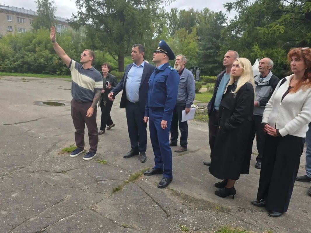 Рыбинский городской прокурор проверил ход капитального ремонта здания культурно- досугового комплекса «Переборы» Рыбинский городской прокурор проверил ход капитального ремонта здания культурно- досугового комплекса «Переборы»