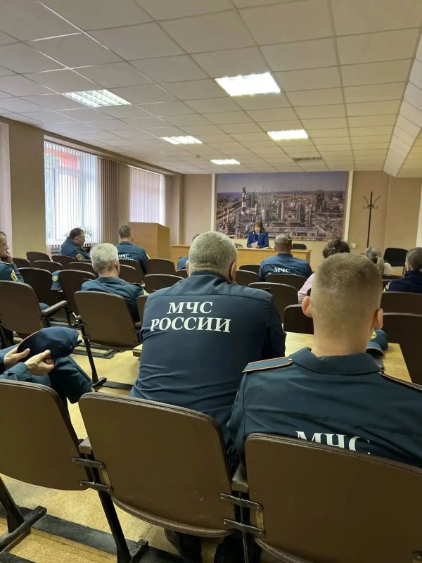 Прокурор управления по надзору за исполнением федерального законодательства прокуратуры Ярославской области Ксения Гортова в рамках единого дня правовых знаний провела лекцию для сотрудников Федеральной противопожарной... Прокурор управления по надзору за исполнением федерального законодательства прокуратуры Ярославской области Ксения Гортова в рамках единого дня правовых знаний провела лекцию для сотрудников Федеральной противопожарной...