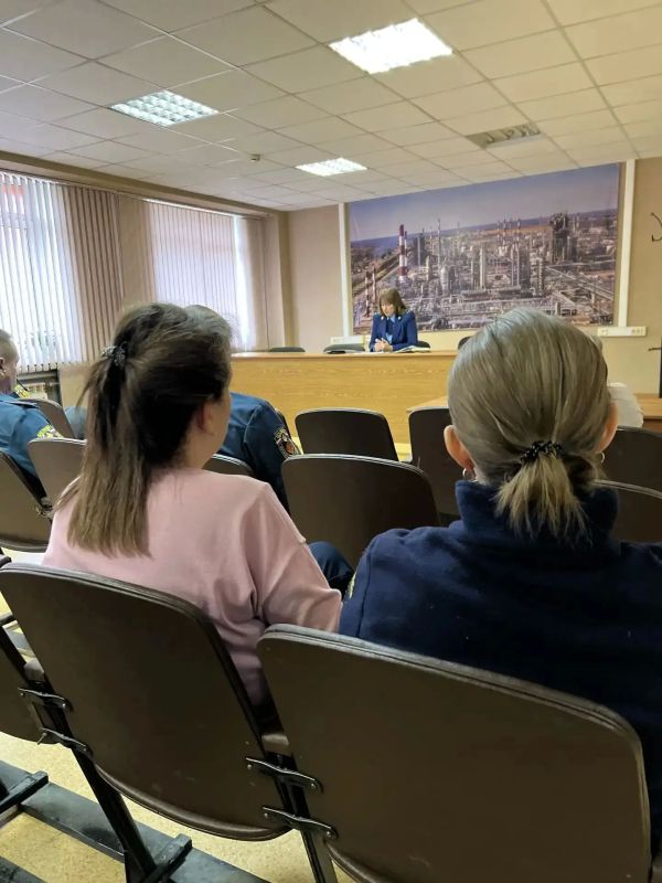 Прокурор управления по надзору за исполнением федерального законодательства прокуратуры Ярославской области Ксения Гортова в рамках единого дня правовых знаний провела лекцию для сотрудников Федеральной противопожарной... Прокурор управления по надзору за исполнением федерального законодательства прокуратуры Ярославской области Ксения Гортова в рамках единого дня правовых знаний провела лекцию для сотрудников Федеральной противопожарной...