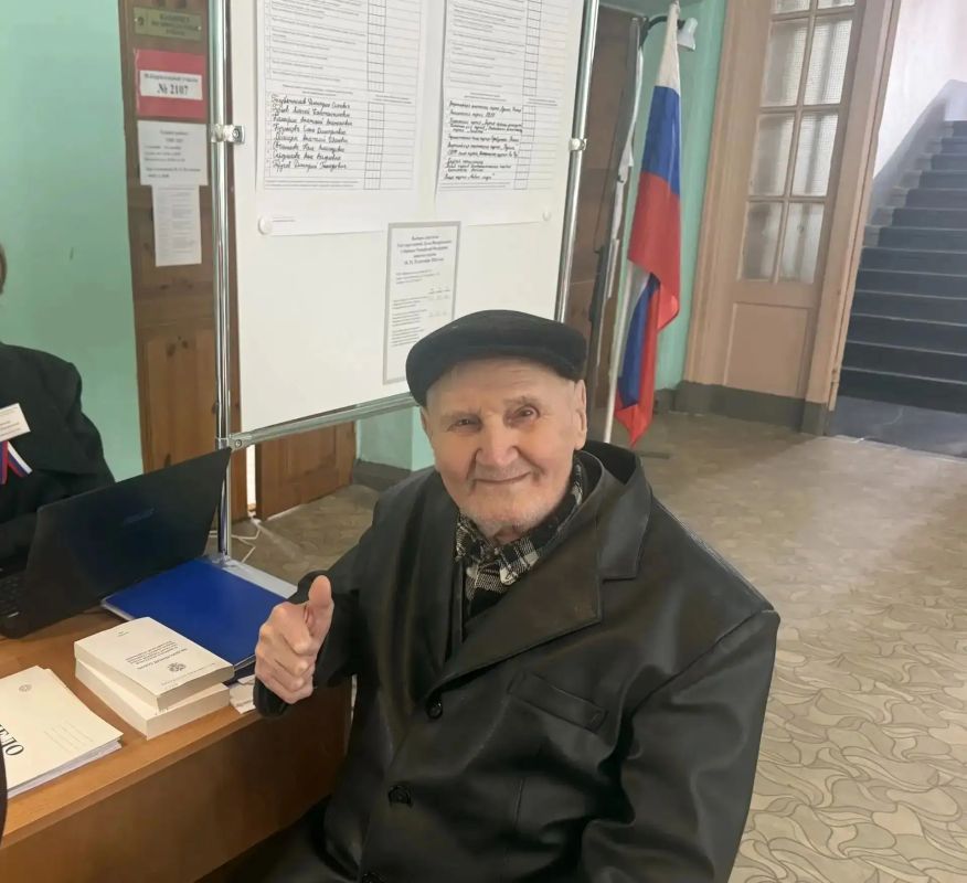В то время как кто-то сетует на усталость, наши избиратели, перешагнувшие рубеж в 97...98...и даже 100 лет, пришли на избирательные участки с неизменной улыбкой и блеском в глазах, подавая пример молодому поколению В то время как кто-то сетует на усталость, наши избиратели, перешагнувшие рубеж в 97...98...и даже 100 лет, пришли на избирательные участки с неизменной улыбкой и блеском в глазах, подавая пример молодому поколению