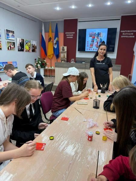 В Ярославле полицейские и общественники провели интерактивное занятие для школьников в рамках проекта «Код согласия 76» В Ярославле полицейские и общественники провели интерактивное занятие для школьников в рамках проекта «Код согласия 76»