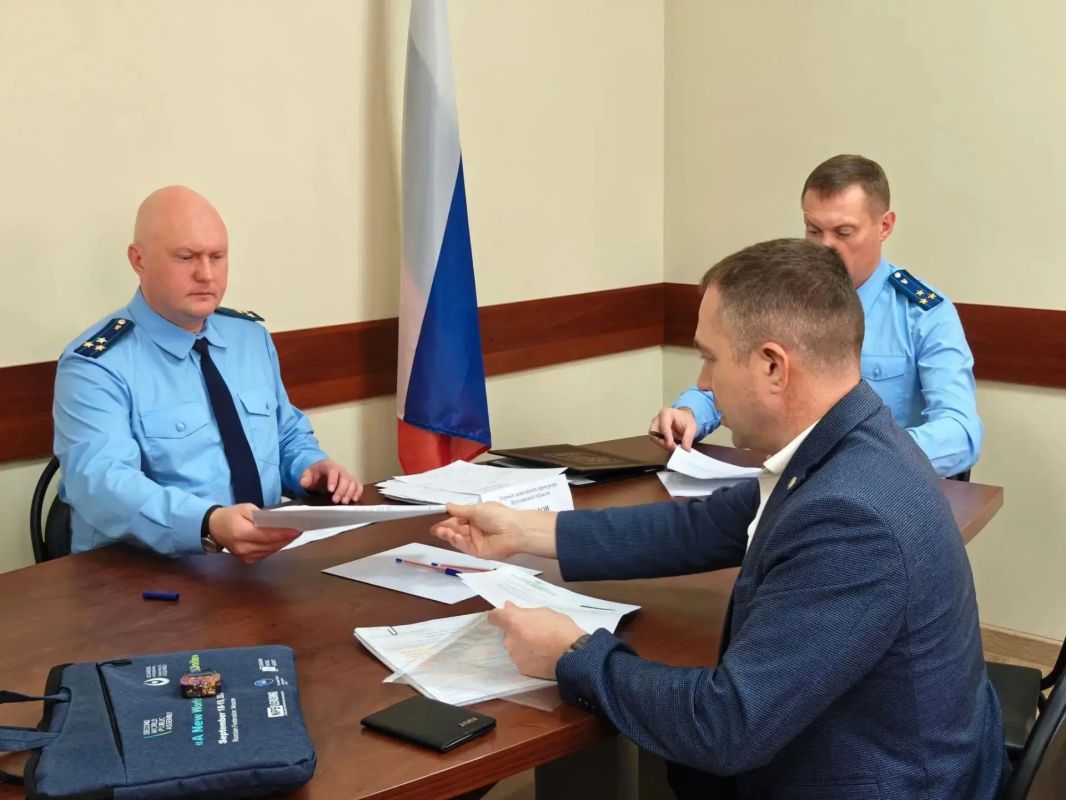 Первый заместитель прокурора Ярославской области Алексей Путилов в рамках работы мобильной приемной провел тематический личный прием жителей Фрунзенского района г. Ярославля Первый заместитель прокурора Ярославской области Алексей Путилов в рамках работы мобильной приемной провел тематический личный прием жителей Фрунзенского района г. Ярославля