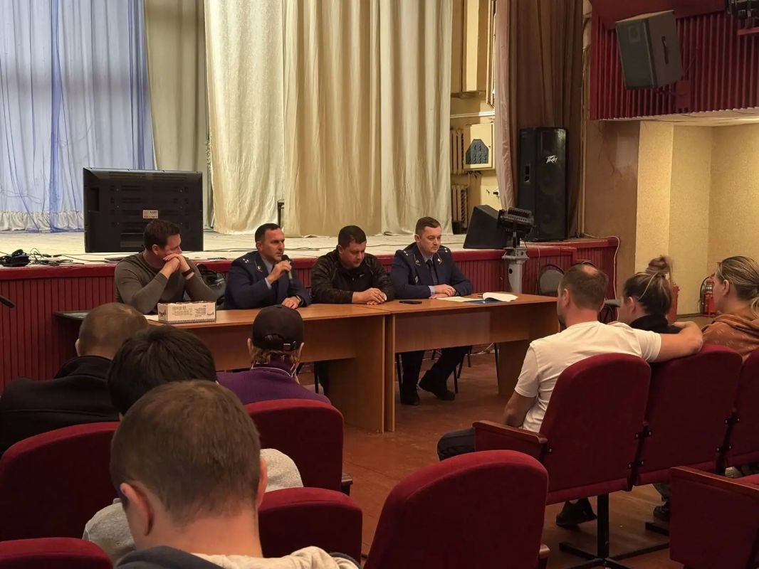 Заместитель прокурора Ярославской области Андрей Смирнов встретился с жителями села Кубринск Переславль-Залесского муниципального округа Заместитель прокурора Ярославской области Андрей Смирнов встретился с жителями села Кубринск Переславль-Залесского муниципального округа