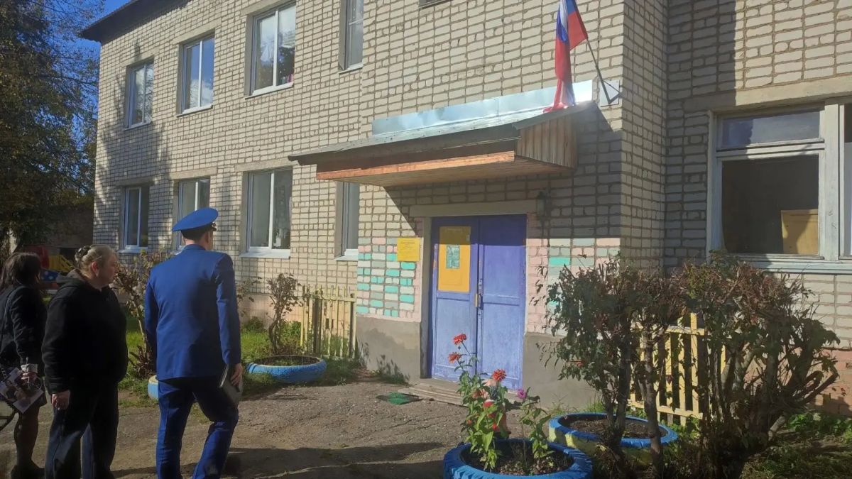 Заместитель прокурора Ярославской области Андрей Смирнов встретился с жителями села Кубринск Переславль-Залесского муниципального округа Заместитель прокурора Ярославской области Андрей Смирнов встретился с жителями села Кубринск Переславль-Залесского муниципального округа