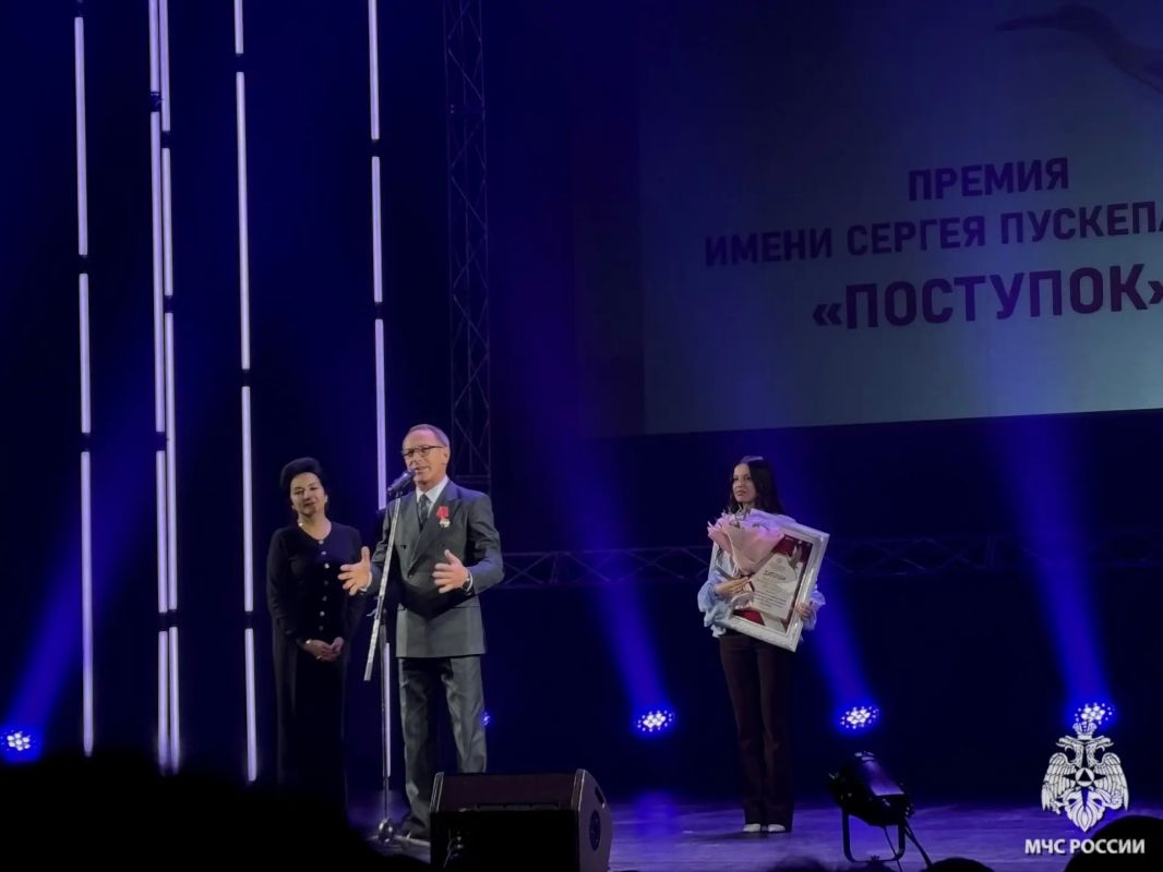 Сотрудники МЧС России посетили церемонию Российской кино-театральной премии «Поступок» Сотрудники МЧС России посетили церемонию Российской кино-театральной премии «Поступок»