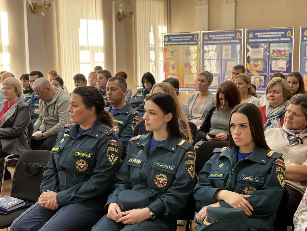 Прокурор отдела по надзору за исполнением законодательства о противодействии коррупции прокуратуры Ярославской области Татьяна Земскова провела тематический семинар для служащих Главного управления МЧС России по Ярославской... Прокурор отдела по надзору за исполнением законодательства о противодействии коррупции прокуратуры Ярославской области Татьяна Земскова провела тематический семинар для служащих Главного управления МЧС России по Ярославской...