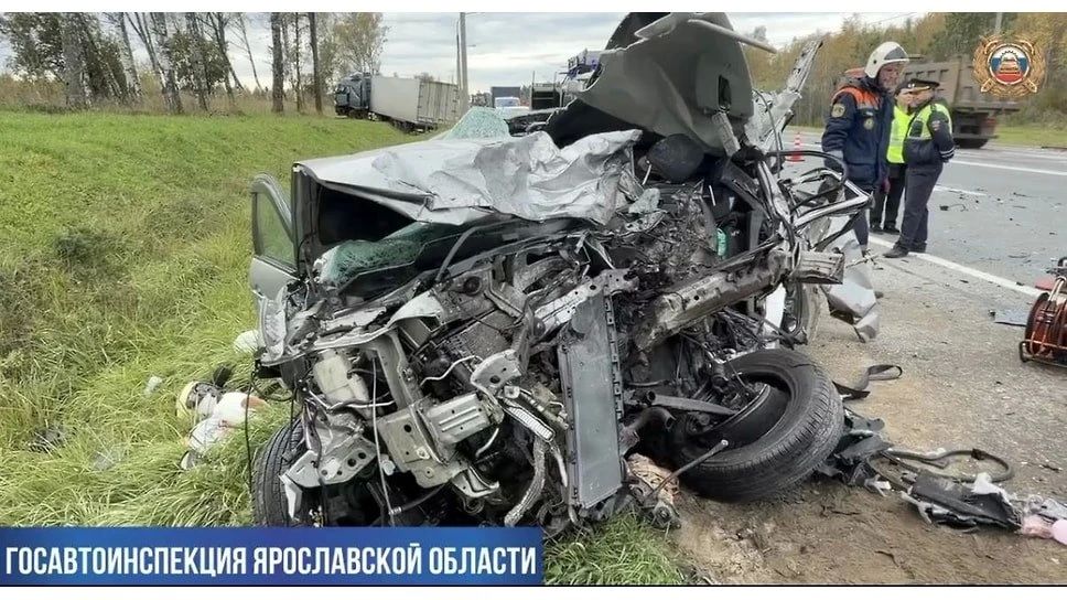 На трассе М-8 «Холмогоры» в Ростовском районе Ярославской области столкнулись Mitsubishi и грузовой Volvo