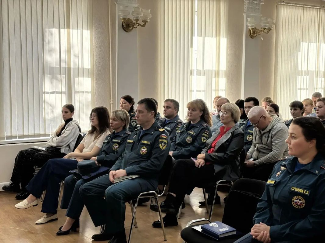Прокурор отдела по надзору за исполнением законодательства о противодействии коррупции прокуратуры Ярославской области Татьяна Земскова провела тематический семинар для служащих Главного управления МЧС России по Ярославской... Прокурор отдела по надзору за исполнением законодательства о противодействии коррупции прокуратуры Ярославской области Татьяна Земскова провела тематический семинар для служащих Главного управления МЧС России по Ярославской...