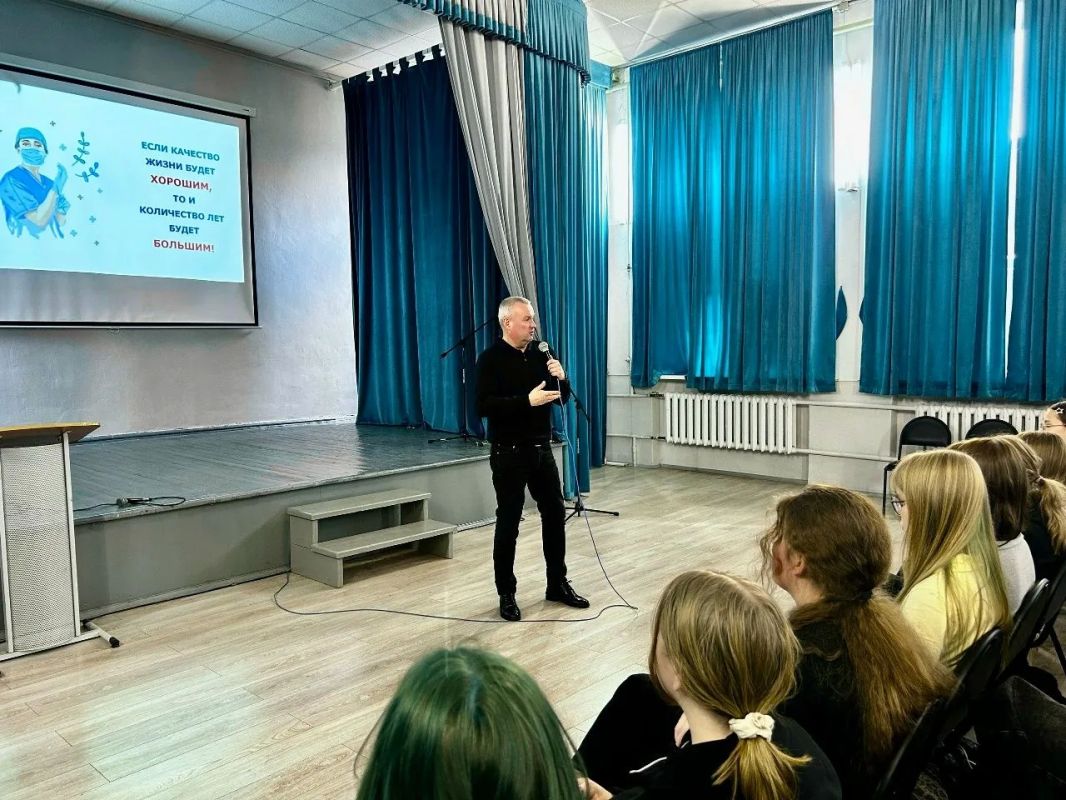 Полицейские и общественники встретились с учащимися школ Ярославля в рамках акции «Сообщи, где торгуют смертью» Полицейские и общественники встретились с учащимися школ Ярославля в рамках акции «Сообщи, где торгуют смертью»