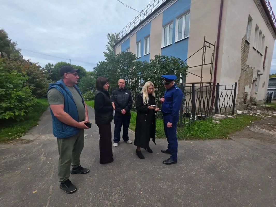 Рыбинская городская прокуратура продолжает держать на контроле выполнение работ по ремонту объектов по национальному проекту «Семья» Рыбинская городская прокуратура продолжает держать на контроле выполнение работ по ремонту объектов по национальному проекту «Семья»