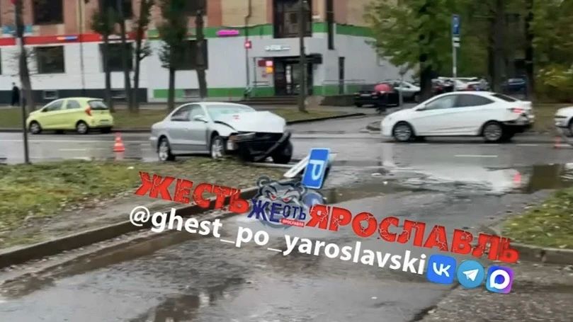 После ДТП на Урицкого в Ярославле пассажира увезли в больницу