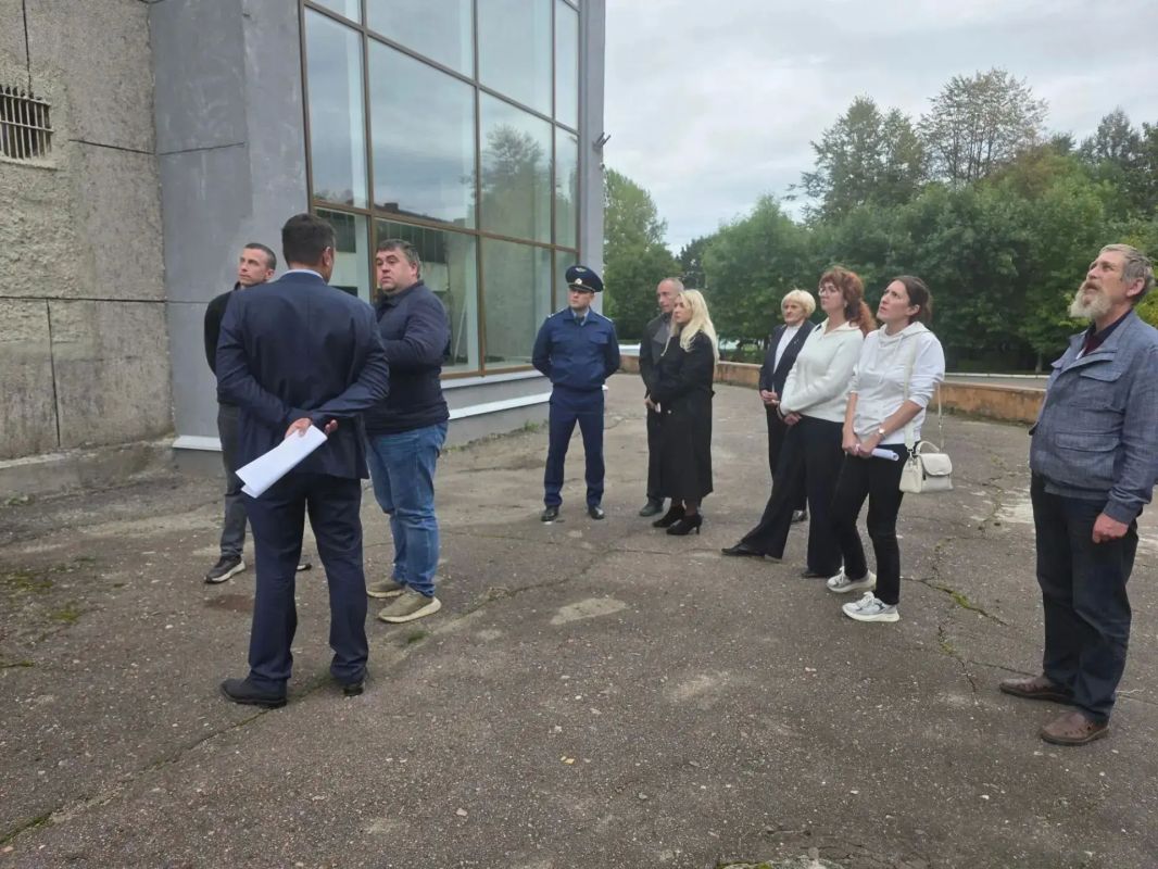 Рыбинская городская прокуратура продолжает держать на контроле выполнение работ по ремонту объектов по национальному проекту «Семья» Рыбинская городская прокуратура продолжает держать на контроле выполнение работ по ремонту объектов по национальному проекту «Семья»