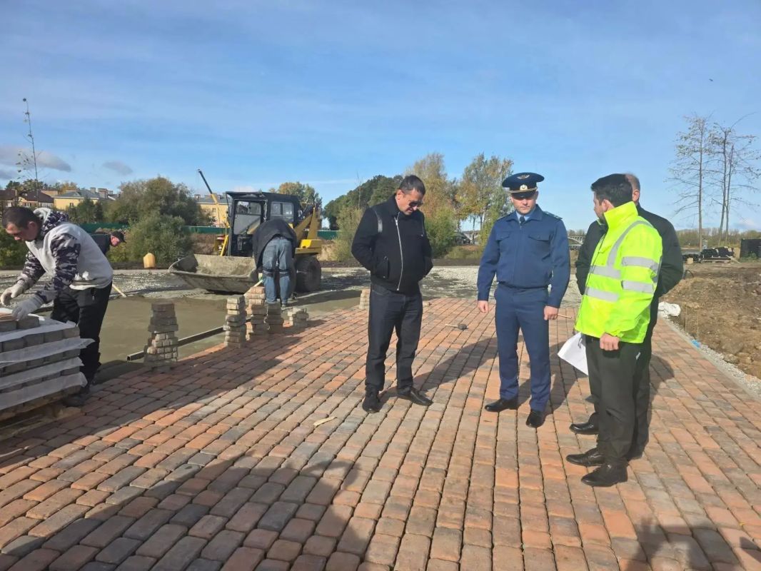 Рыбинский городской прокурор Сергей Галыгин проверил ход выполнения работ по благоустройству общественной территории Рыбинский городской прокурор Сергей Галыгин проверил ход выполнения работ по благоустройству общественной территории
