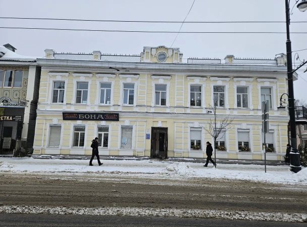 Уникальность купеческого быта в дореволюционной России заключалась в его двойственности: за внешней приверженностью исконным традициям и желанием блеснуть достатком скрывалось внимательное отношение к городским и европейским... Уникальность купеческого быта в дореволюционной России заключалась в его двойственности: за внешней приверженностью исконным традициям и желанием блеснуть достатком скрывалось внимательное отношение к городским и европейским...