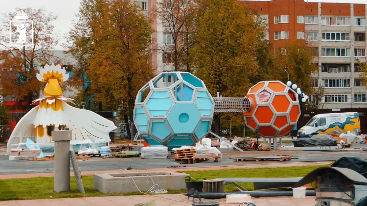 На площади Юности фигура сказочной Птицы Говоруна уже заняла своё место На площади Юности фигура сказочной Птицы Говоруна уже заняла своё место