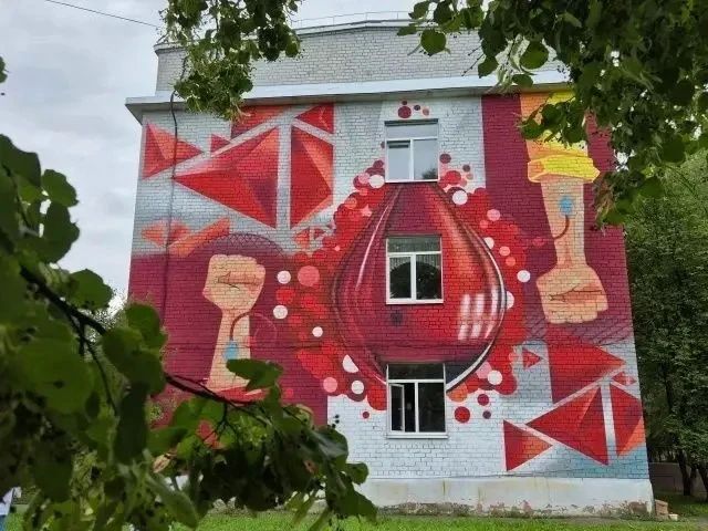 Конёк-Горбунок, Жар-птица и герой-Иван «поселились» на фасаде ярославского медучреждения Конёк-Горбунок, Жар-птица и герой-Иван «поселились» на фасаде ярославского медучреждения