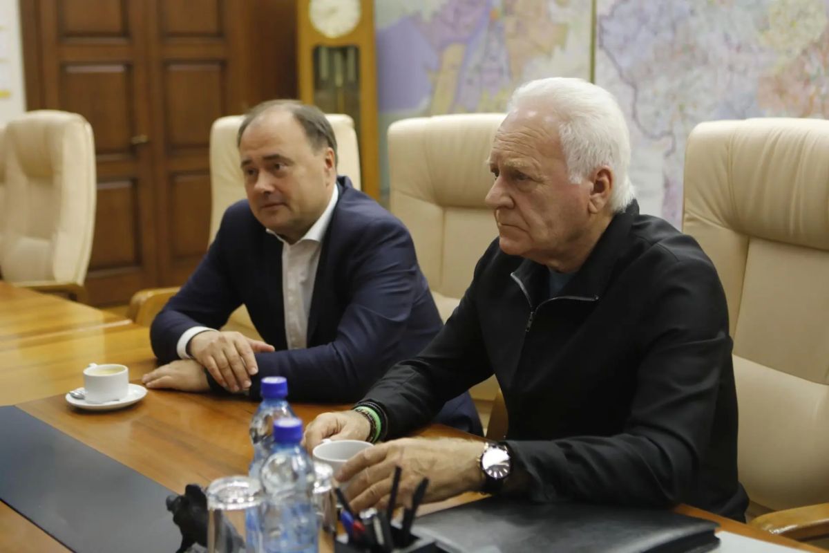 Михаил Евраев: Встретился с депутатами Государственной Думы Анатолием Ивановичем Лисицыным и Артемом Владимировичем Молчановым, которые по итогам прошедших выборов получили значительную поддержку жителей области и, опередив... Михаил Евраев: Встретился с депутатами Государственной Думы Анатолием Ивановичем Лисицыным и Артемом Владимировичем Молчановым, которые по итогам прошедших выборов получили значительную поддержку жителей области и, опередив...