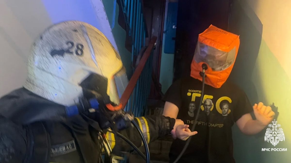 Пожарные МЧС России спасли 7 человек и эвакуировали 20 жильцов Пожарные МЧС России спасли 7 человек и эвакуировали 20 жильцов