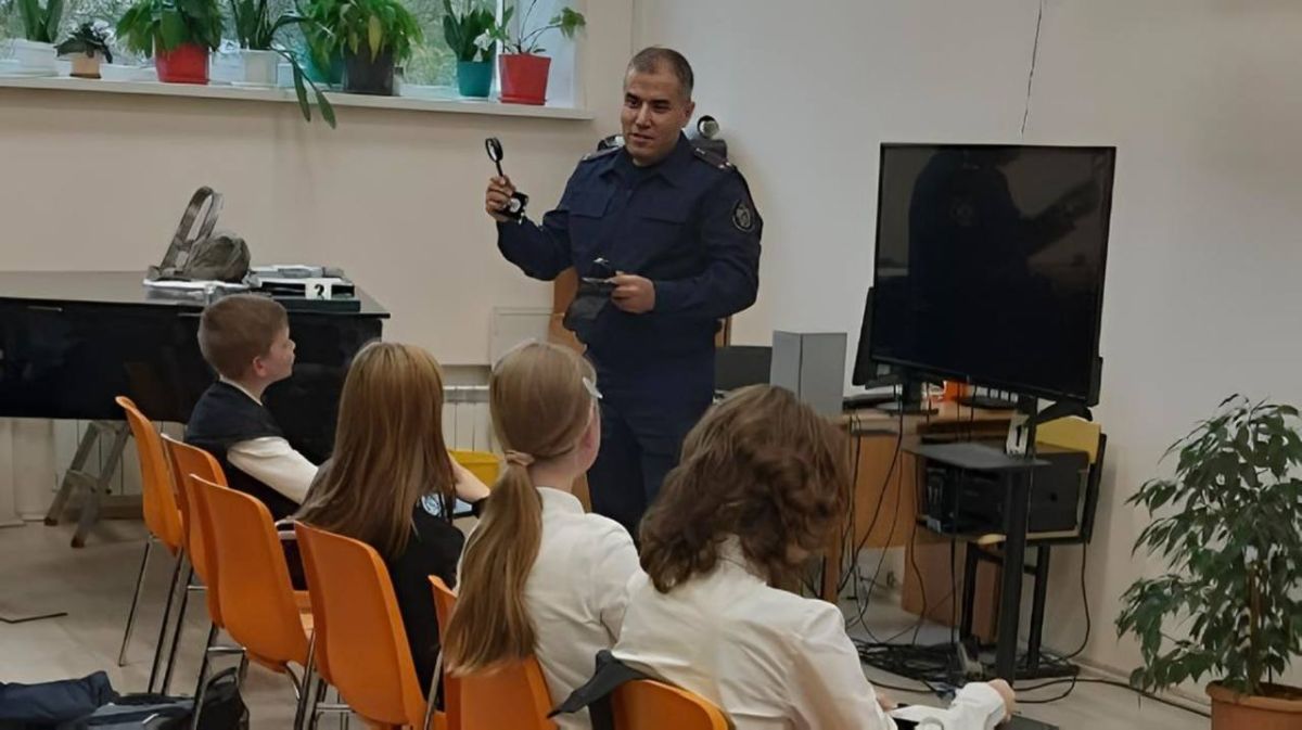 Офицер следственного управления СК России по Ярославской области провел лекцию школьникам Офицер следственного управления СК России по Ярославской области провел лекцию школьникам