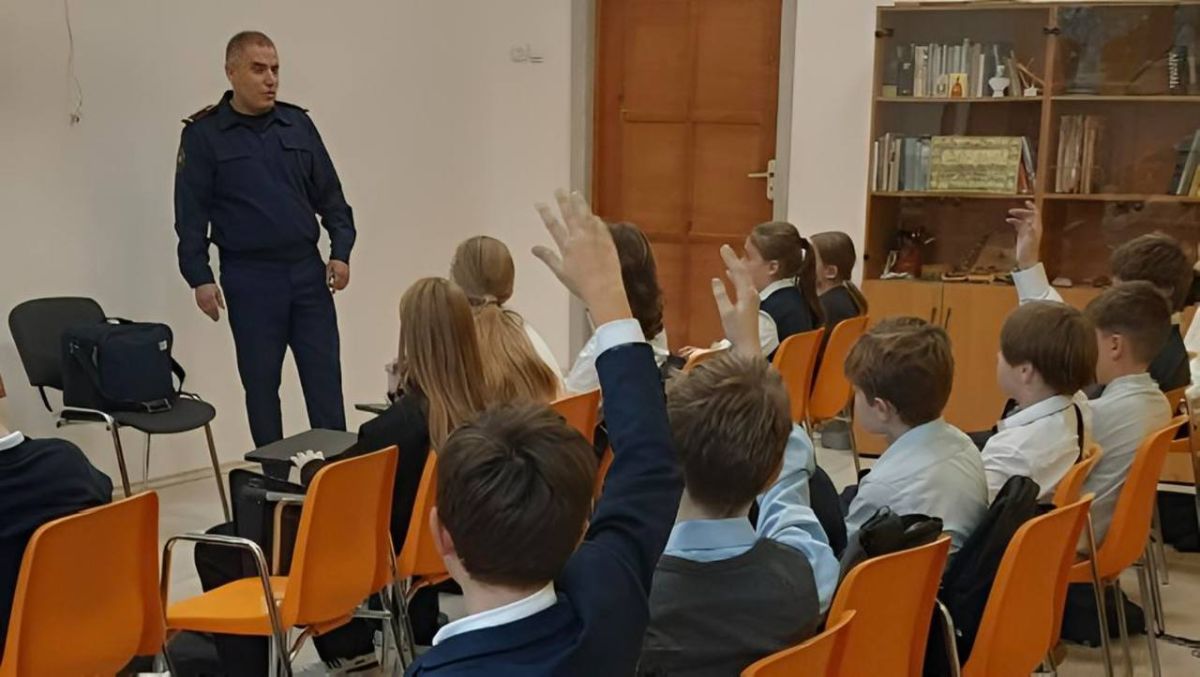 Офицер следственного управления СК России по Ярославской области провел лекцию школьникам