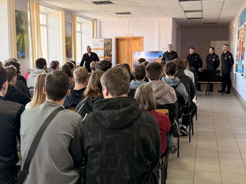 В Ростове Великом полицейские и общественники организовали масштабное профориентационное мероприятие для студентов колледжей региона В Ростове Великом полицейские и общественники организовали масштабное профориентационное мероприятие для студентов колледжей региона