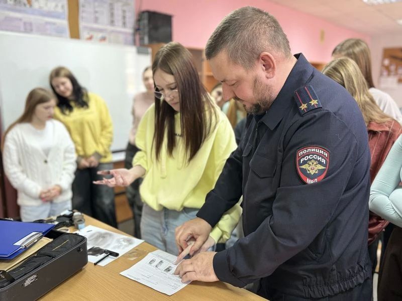 В Ростове Великом полицейские и общественники организовали масштабное профориентационное мероприятие для студентов колледжей региона В Ростове Великом полицейские и общественники организовали масштабное профориентационное мероприятие для студентов колледжей региона