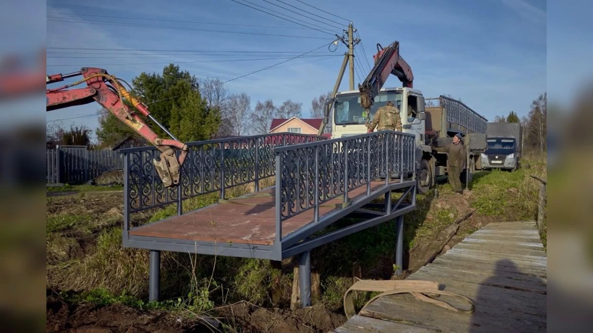 В Ярославском округе устанавливают новый пешеходный мост