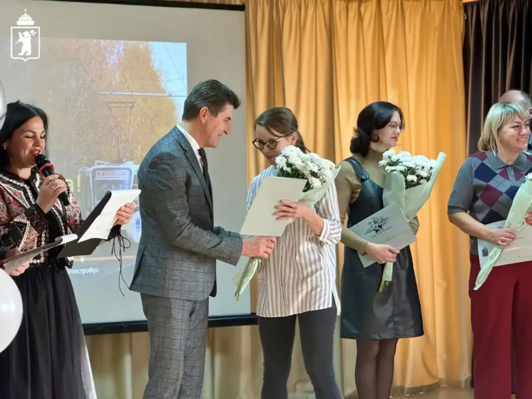 Сотрудников предприятия «Яргорэлектротранс» поздравили с профессиональным праздником Сотрудников предприятия «Яргорэлектротранс» поздравили с профессиональным праздником