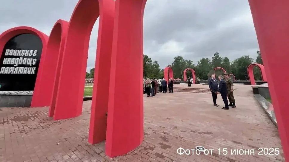 Депутат Ярославской областной думы Василий Бобков на заседании обратился к губернатору Михаилу Евраеву с просьбой решить вопрос благоустройства захоронений участников СВО на Воинском мемориальном кладбище в Ярославле