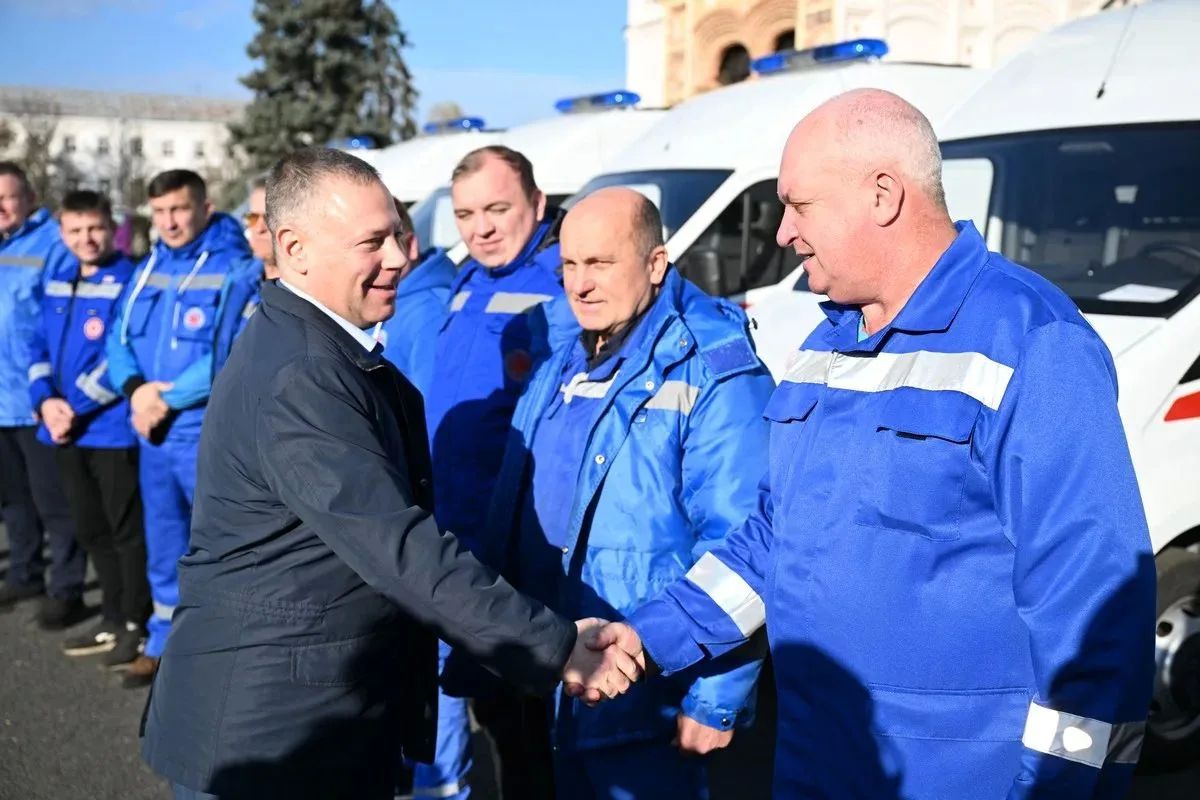 Михаил Евраев: Вручил ключи от 12 новых автомобилей скорой помощи