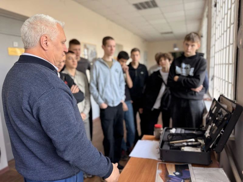 Школьники Ярославского района познакомились с работой экспертнокриминалистического центра регионального УМВД Школьники Ярославского района познакомились с работой экспертнокриминалистического центра регионального УМВД