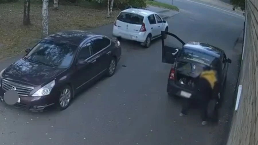 До пункта утилизации не доехал: в Ярославле мужчина оставил старую покрышку на улице