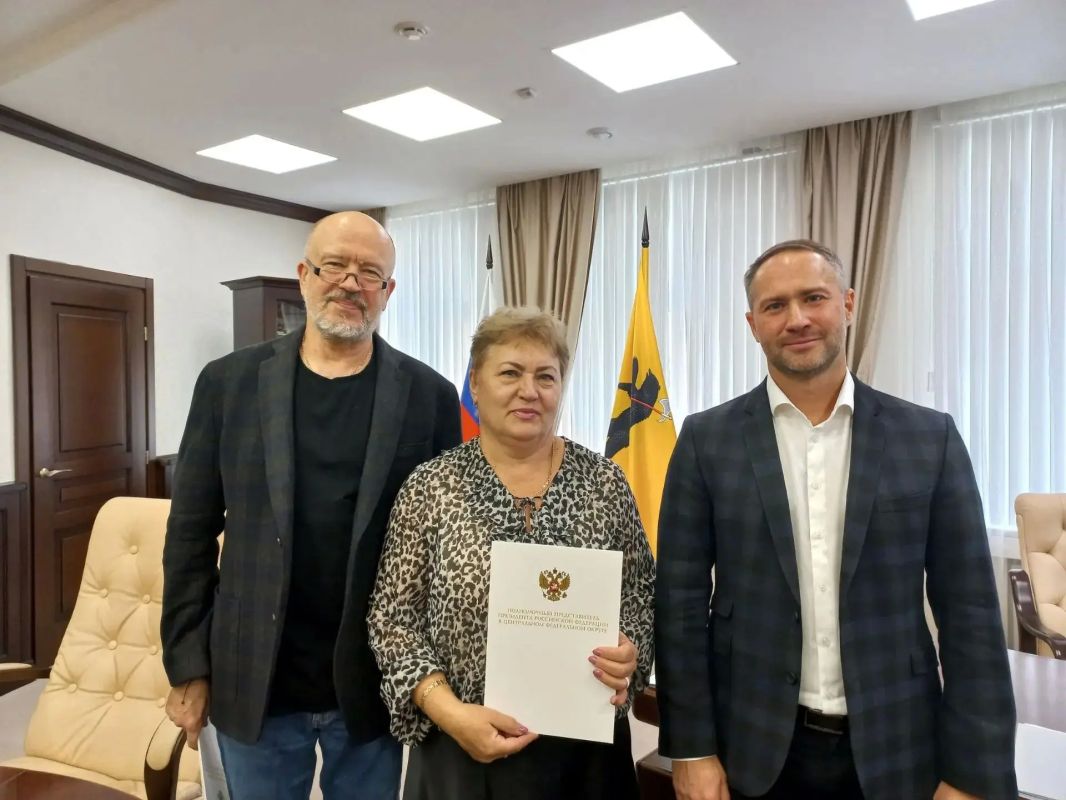 Сотрудники Избирательной комиссии Ярославской области удостоены наград Полномочного представителя Президента Российской Федерации в Центральном федеральном округе Сотрудники Избирательной комиссии Ярославской области удостоены наград Полномочного представителя Президента Российской Федерации в Центральном федеральном округе