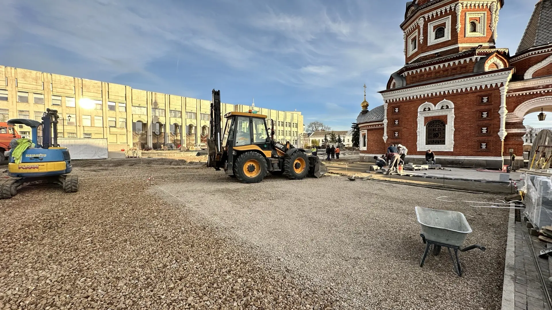 Началась подготовка к укладке плитки у часовни Александра Невского