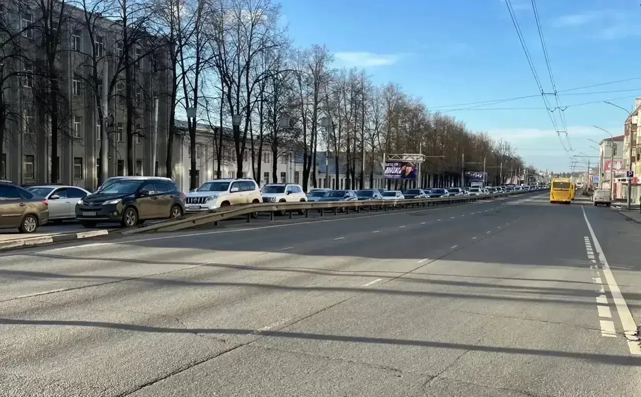 Для безопасности жителей временно перекрыто движение транспорта на выезде из Ярославля в сторону Москвы
