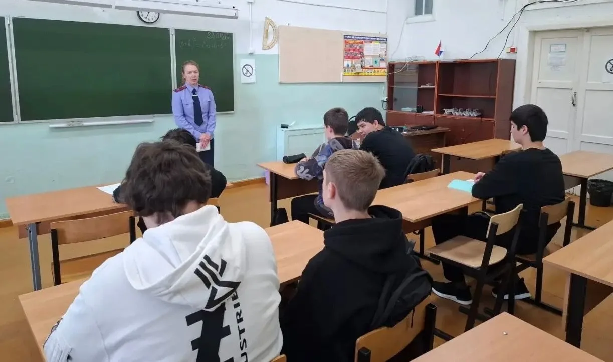 Сотрудник регионального следственного управления провел учебное занятие в кадетском классе