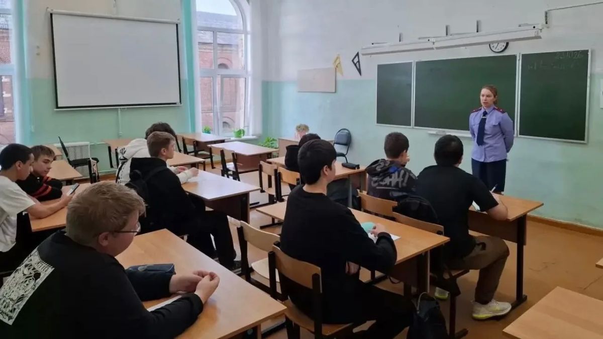 Сотрудник регионального следственного управления провел учебное занятие в кадетском классе Сотрудник регионального следственного управления провел учебное занятие в кадетском классе