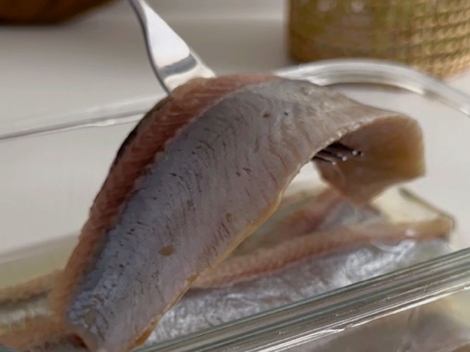 Простая закуска с селедкой: быстро и вкусно