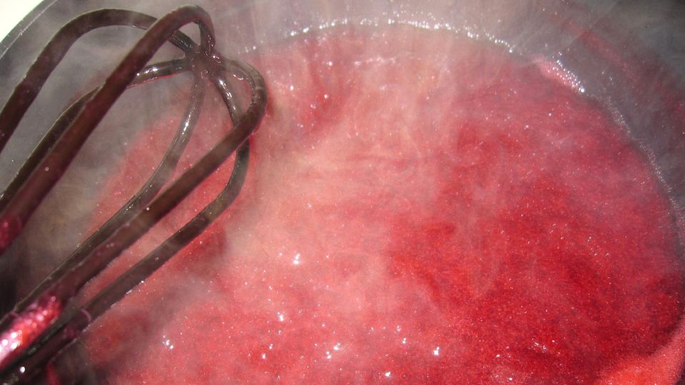 Ничего лишнего: как приготовить густое варенье знает шеф-повар