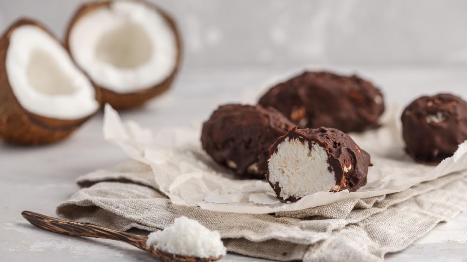 Изумительное кокосовое лакомство затмит магазинное: всего 15 минут, и десерт на столе