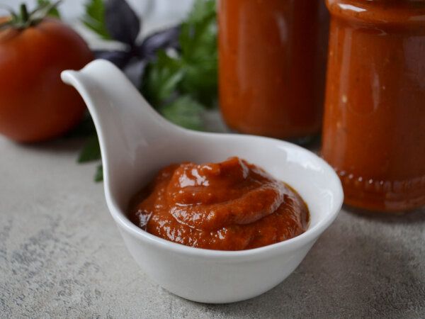 Сохраняя летние ароматы: 7 уникальных томатных соусов для зимних запасов