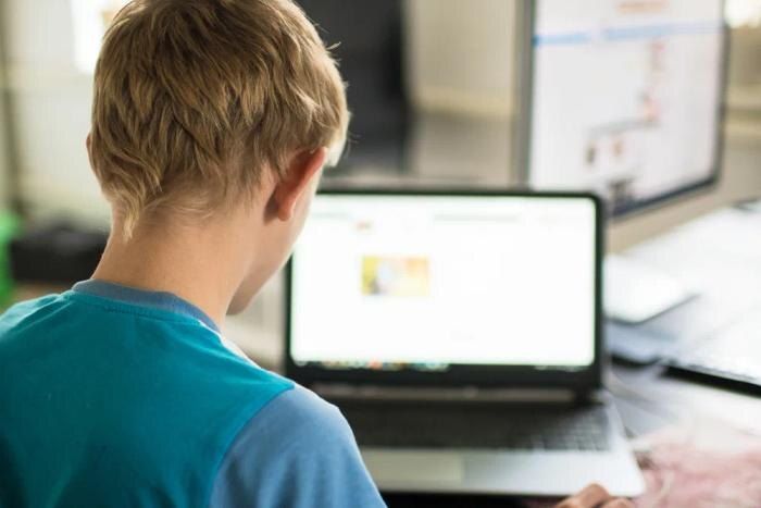 Госдума обсуждает доступ к контенту 18+: трудности родительского контроля в цифровую эпоху