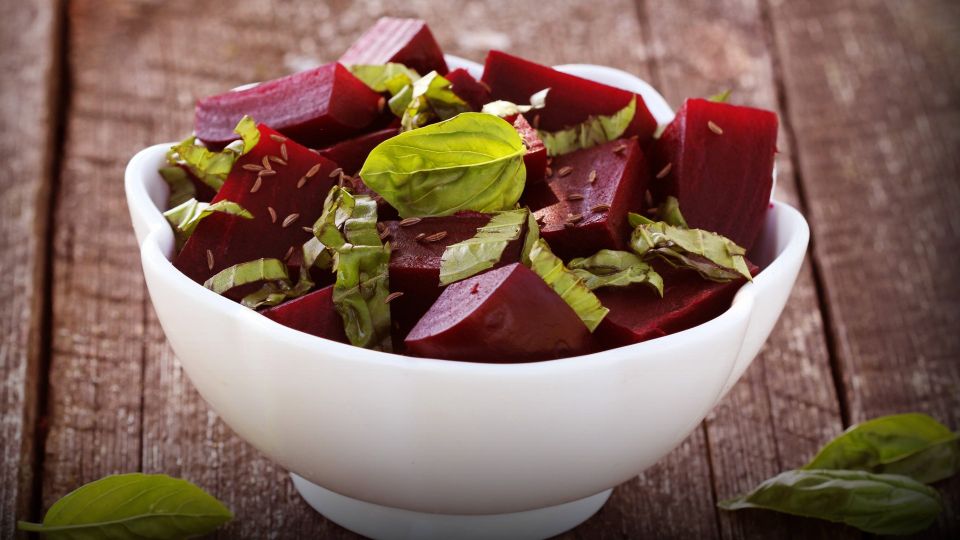 В СССР этот «салат долголетия» ели все генсеки: готовится из обычной свеклы